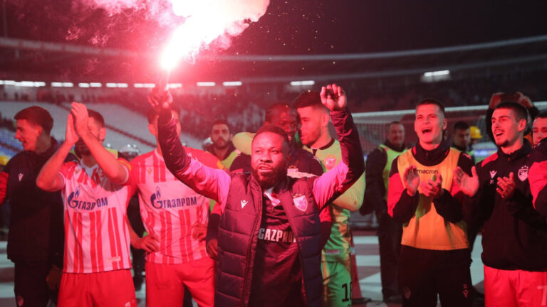 Kangu v Srbsku trefil fanoušek světlicí. Gabonský fotbalista si z toho nedělal těžkou hlavu