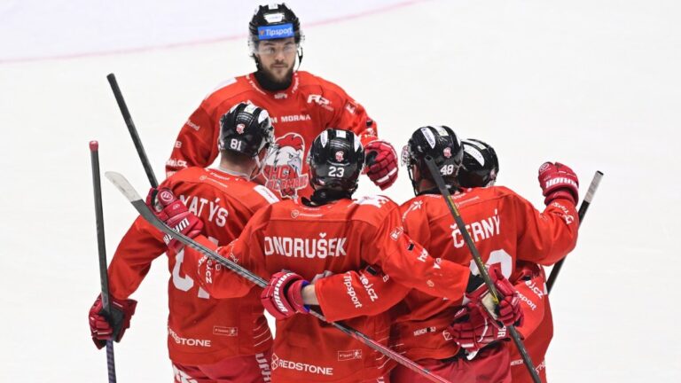 HC Olomouc si ze sebe dělá srandu. A neschopenky zaplatí kdo? vtipkují fanoušci