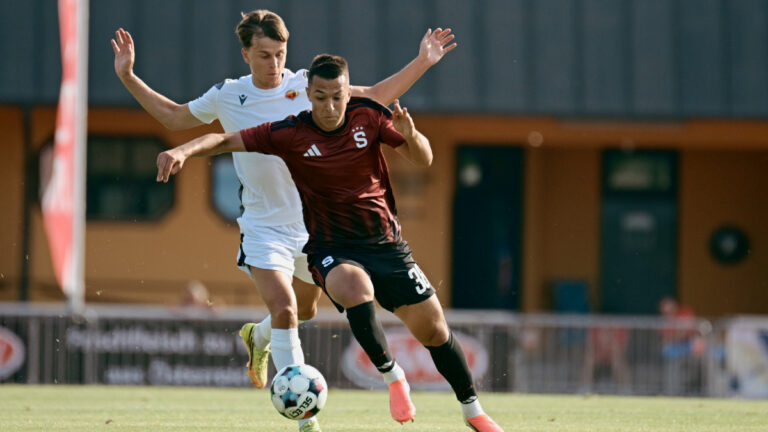 Zahozené šance a laciný gól po přestávce. Sparta třetí letní přípravný duel nezvládla