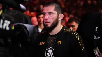 Makhachev ztrácí auru, historickému rekordu UFC navzdory. Čekají ho těžké bitvy