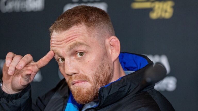 Smutná realita UFC. Australan se porve o titul, přesto musí shánět peníze k odletu na místo zápasu