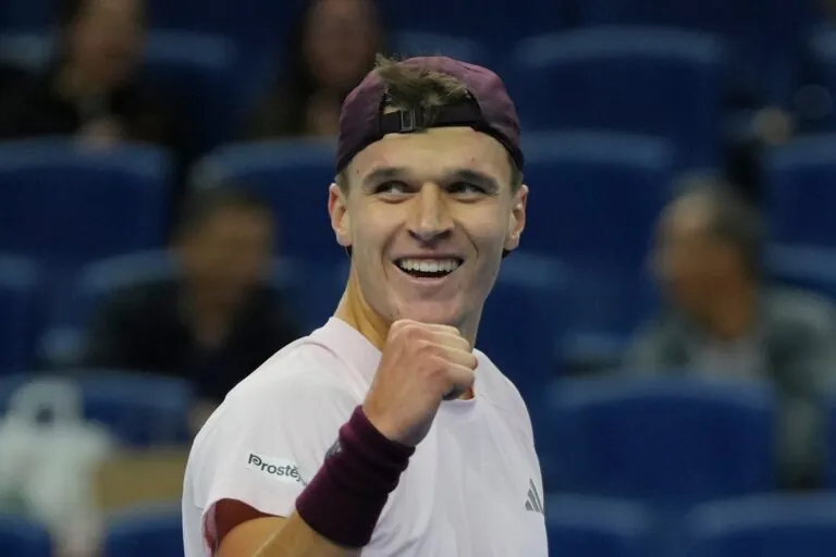 Menšík zlomil argentinské prokletí. V boji o čtvrtfinále Masters v Šanghaji vyzve senzaci turnaje