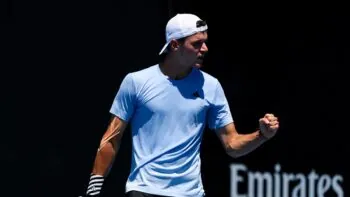 Menšík po pětisetové bitvě narazí na loňského smutného hrdinu Wimbledonu