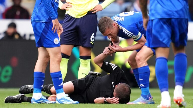VIDEO: Jamie Vardy má kromě gólu na kontě další unikát. Píšťalkou odpískal „faul“ na sudího