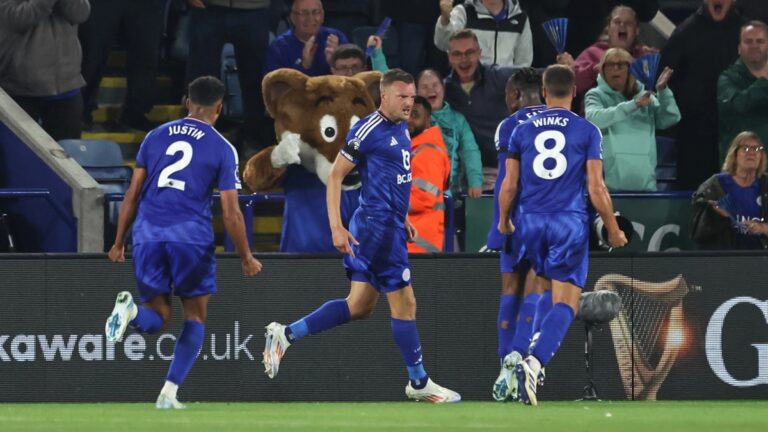 Čeští reprezentanti byli u prohry West Hamu na půdě Leicesteru. Nizozemská legenda začala v novém angažmá úspěšně
