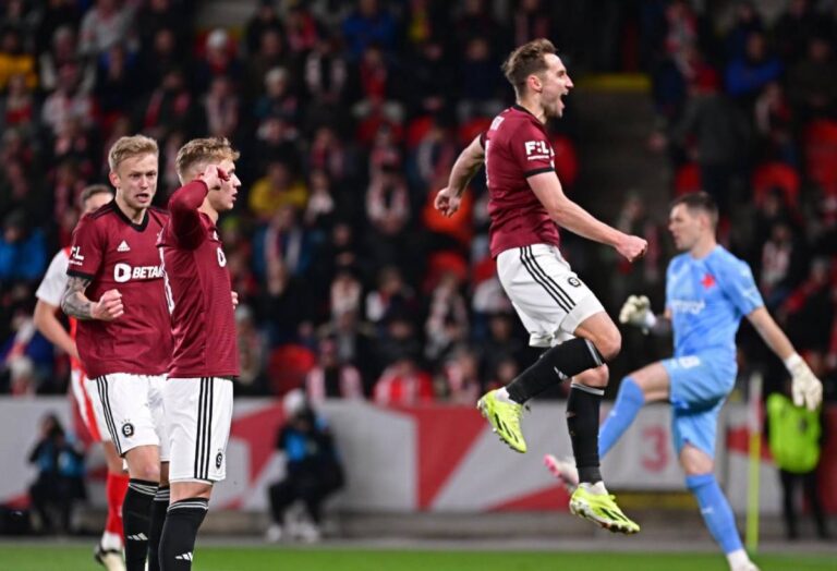 Sparta si zahraje finále! Díky trefám Kuchty a Olatunjiho vyhrála v Opavě 2:0 a čeká na soupeře