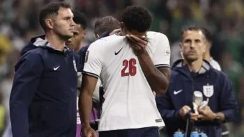 Dvojí metr FIFA. Angličan Quansah dostal místo omilostnění dvojnásobný trest