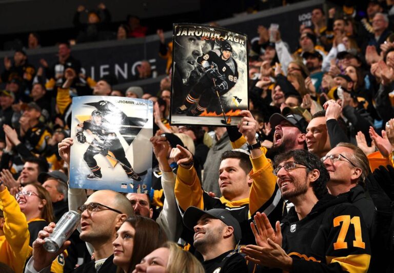 Zadržoval jsem slzy, tolik krásných vzpomínek! Jágr dojal fanoušky Pittsburghu. Jak reagují na večer s legendou?