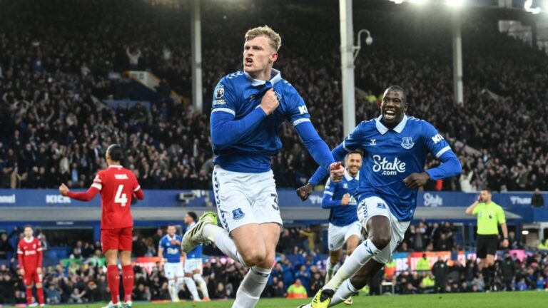 Řada obránců v Manchesteru United je na odchodu! Klub tak touží po kometě Evertonu. 75 milionů liber za 21letého obránce však může být příliš