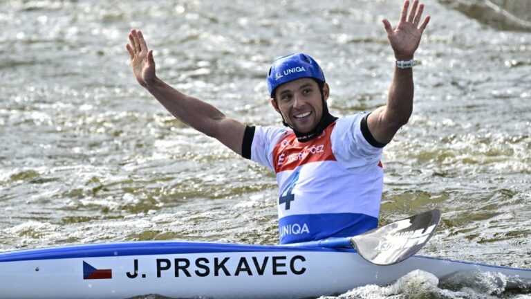 Prskavec po penalizaci spadl z čela, Krejčí dobyl Troju