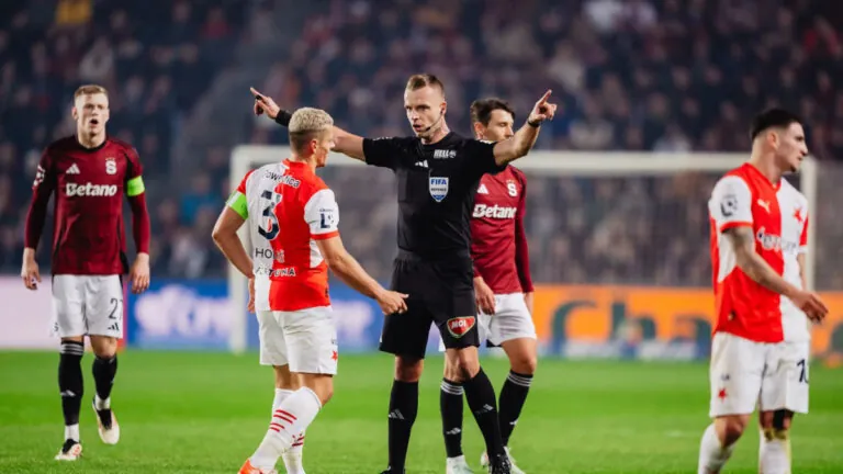 Pořadatelé i policie chtěli v derby pokračovat, Sparta to odmítla. Rouček prozradil podrobnosti