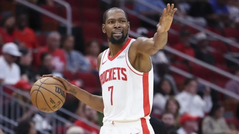 Durant se vzdal milionů, přesto si přijde na balík. Ve statistikách útočí na legendárního Jordana