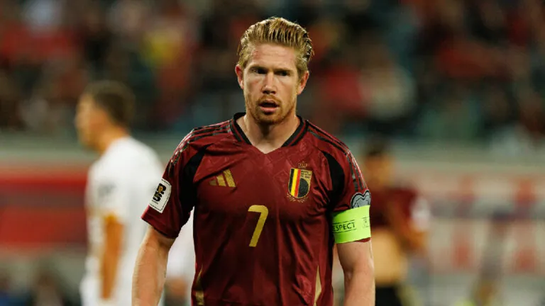 Pohoda v kabině Belgie? Ani ne. Záběry z MS ukazují, že uražený náhradník De Bruyne stále nezapomněl