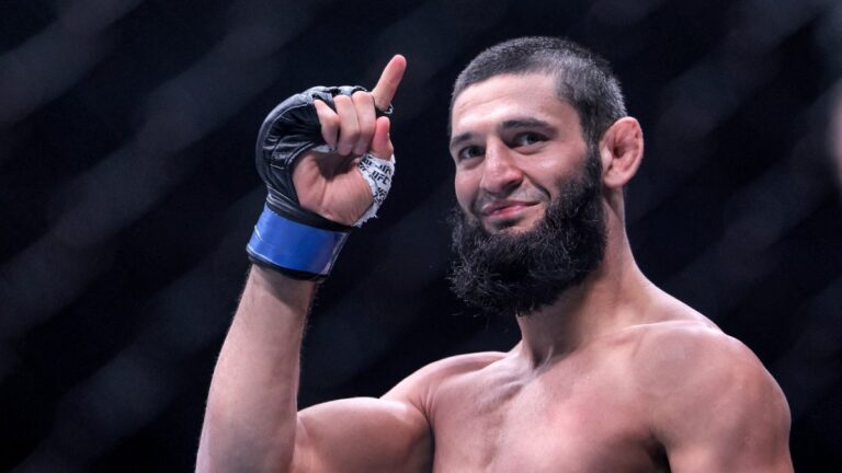 Šéf UFC se bál? Chimaev po staredownu křičel „Allahu Akbar“, svět se baví reakcí soupeře i Whitea