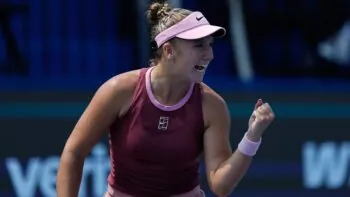 Foto dne: Vypláznutý jazyk a šestnáctiletá Ruska, která šokuje WTA