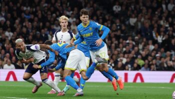 Fotbal, nebo wrestling? Krejčí se proti Tottenhamu objevil v hodně zajímavém souboji