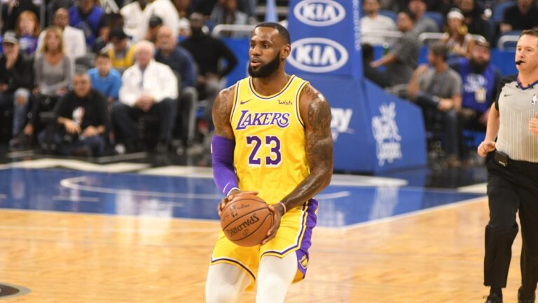 LeBron to nebalí, využil opci a nastoupí do rekordní 23. sezony