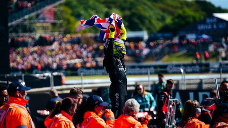 Čisté emoce, motorsportová nádhera! Lewis Hamilton vyhrál domácí závod, po průjezdu cílem se neubránil slzám