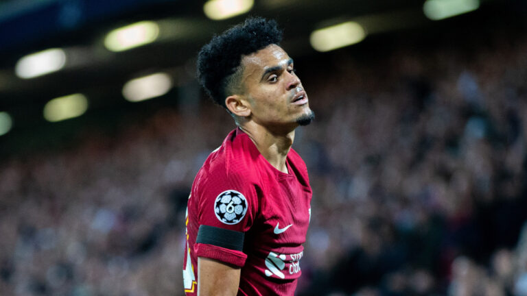Hrdina i hříšník! Diaz ke dvěma gólům přidal červenou kartu, výhru slaví Bayern i Liverpool