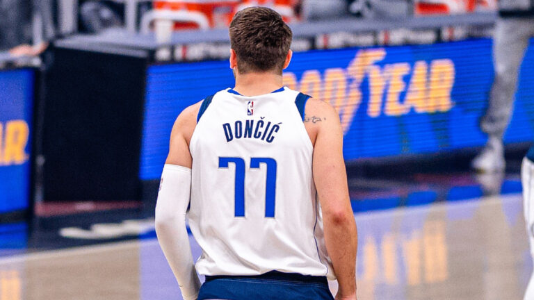 Lakers zničili Bucks. Dončič vládl palubovce, Jokič se blíží historickému rekordu