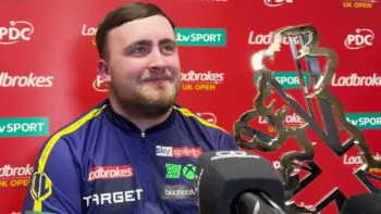 Výkon z jiné planety a pohádkový balík! Littler ve finále World Matchplay zničil Price a přepsal historii