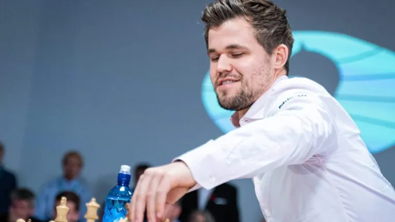 Šachy? U elitních fotbalistů jsou teď v kurzu. Magnus Carlsen prozradil, komu jde královská hra opravdu dobře