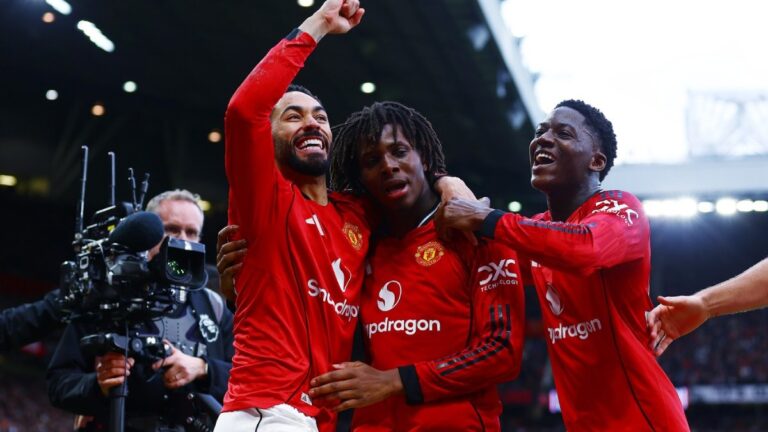 Manchester se zbarvil do červena! United v derby porazili City a atakují první čtyřku