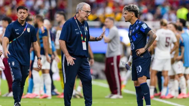 Měl takhle mluvit i Koubek? Bielsa po vypadnutí Uruguaye zuřil a ukázal extrémní sebereflexi