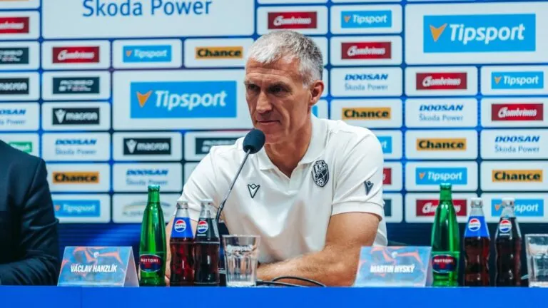 „Přivezte Frťalu, klidně i Fenina. Horší to nebude.“ Fanoušci Plzně zuří a žádají konec Hyského