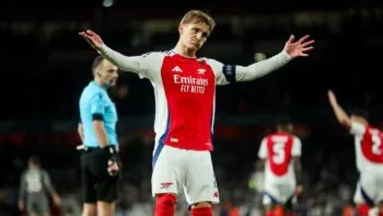 Krásná rána kapitána Odegaarda vystřelila Arsenalu výhru v Neapoli