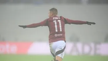 Ryneš jako bába pod kořenem nebo breakdancer. Kotoul z derby baví internet, rýpla si i Slavia