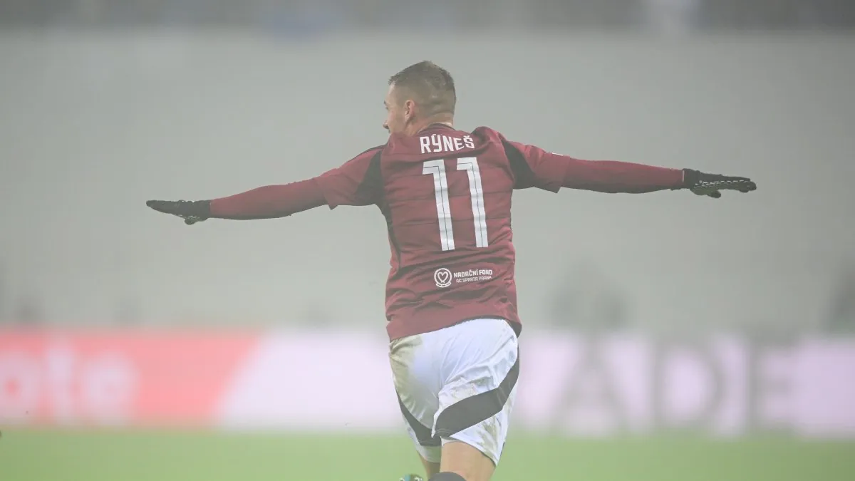 Ryneš jako bába pod kořenem nebo breakdancer. Kotoul z derby baví internet, rýpla si i Slavia