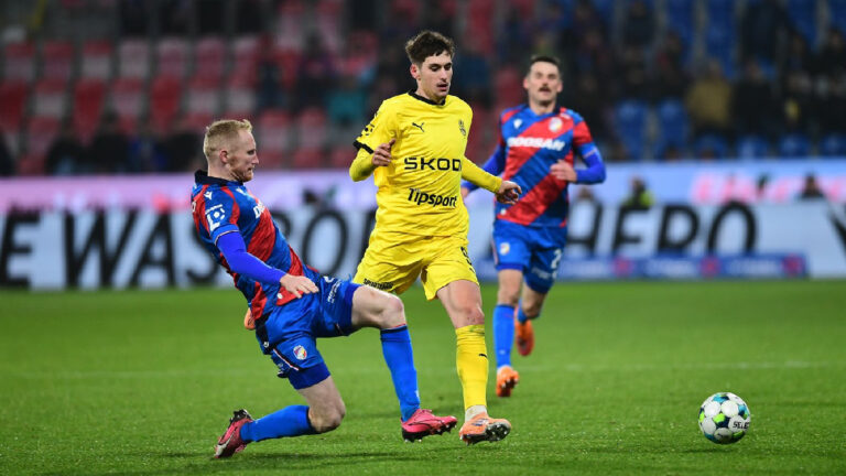 Kam zamíří Vojta? Plzeň sice předčila Spartu finančně, volba je ale stále na hráči