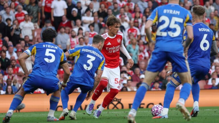 Přepis historie. Arsenal proti Leedsu nasadil 15letého teenagera. Hrál skvěle
