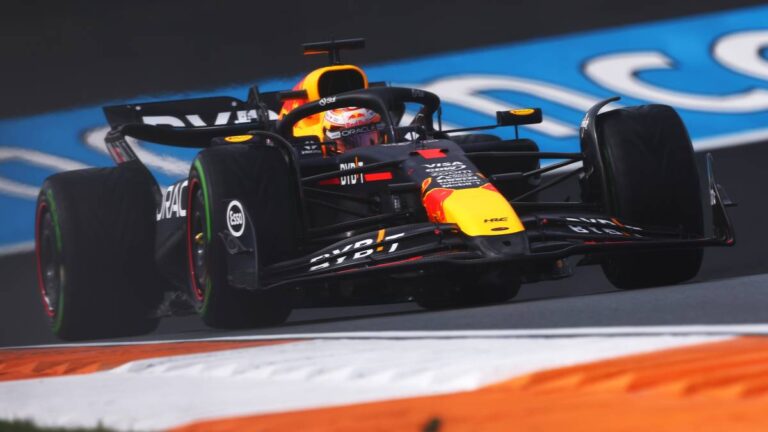 VIDEO: Verstappen unikl chaosu po startu sprintu F1 v Austinu! Oba jezdci McLarenu jsou vyřazeni