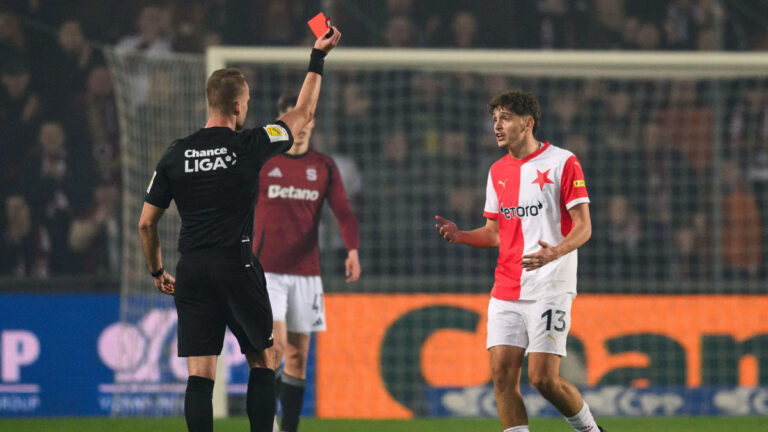 Sporné situace derby? Uchenna správně vyvázl bez karetního trestu, Chytil byl správně vyloučen
