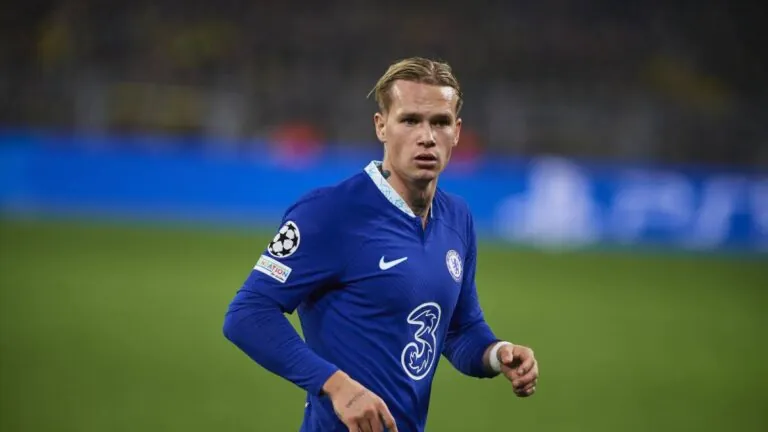 Proč Mudryk chyběl v nominaci na zápas s Brentfordem? Ukrajinský fotbalista má podle spekulací pořádný malér