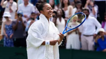 Foto dne: Kill Bill na Wimbledonu. Osaka oživuje legendární styl Lucy Liu a stává se virální senzací