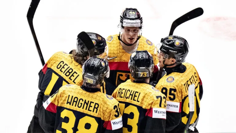 Němci s českými kořeny se podíleli na vítězném vstupu do MS. K týmu se připojuje další posila z NHL