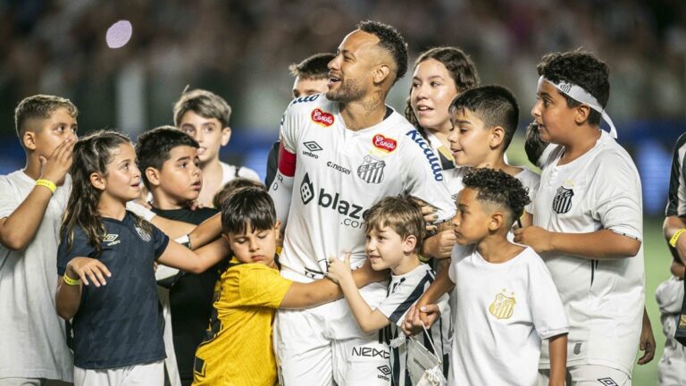 VIDEO: Neymar opět udeřil! Po gólu z rohu proměnil přímý kop z ostrého úhlu, pak se ale zranil