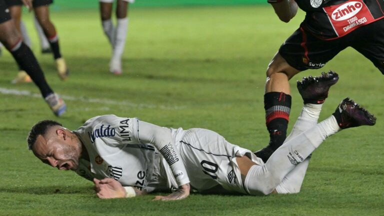 Neymar poprvé nastoupil v Brazílii: Blízko krásné trefě, soupeři se s ním nepárali, po zápase všichni chtěli fotku