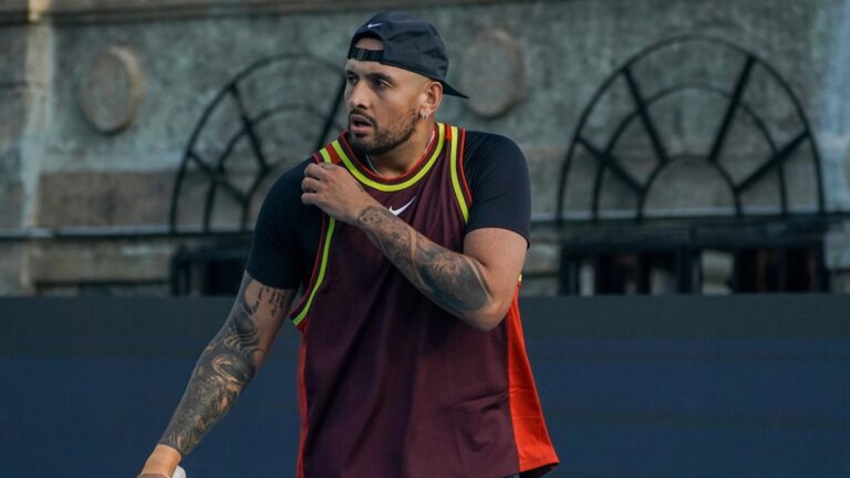 Tenisový souboj pohlaví ovládl Kyrgios. Sabalenkovou zdolal i přes omezení
