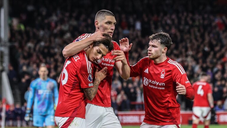 Z Premier League letos sestoupí tři Češi, Nottingham unikl hrobníkovi z lopaty