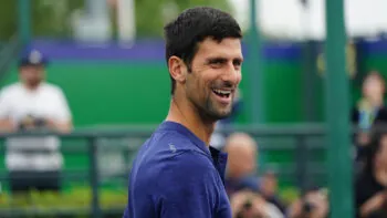 VIDEO: Virální moment z Wimbledonu. Djokovič vystrašil ballgirl povedeným vtipem