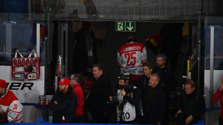 Tohle na led nepatří! Dánský obr bez slitování sestřelil soupeře. Půjde do vězení?