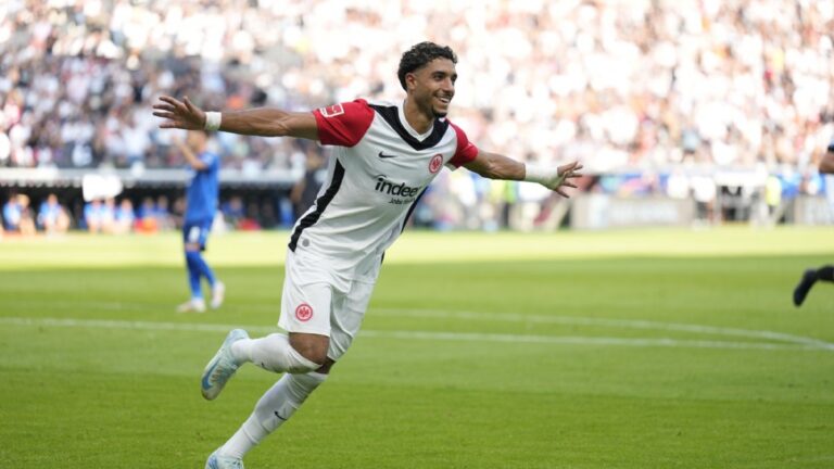 Fenomenální forma kata Slavie. Marmoush se potřetí v řadě prosadil z přímého kopu, trefa proti sešívaným nebyla náhodou. Takto sestřelil Stuttgart