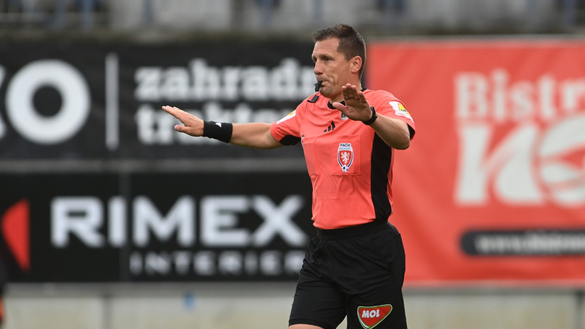 Ondřej Pechanec rozhodčí