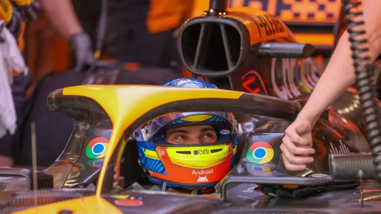Sprintovou kvalifikaci dominantním způsobem ovládl McLaren. Těsný boj o první místo vyhrál Piastri, Pérez bojuje o sedačku