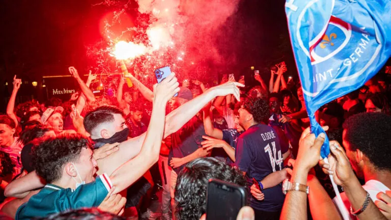 VIDEO: Paříž v plamenech. Triumf PSG v Lize mistrů zastínily masivní nepokoje