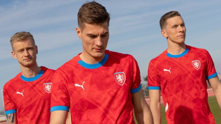 PUMA Dresy ČR zeleny schick provod